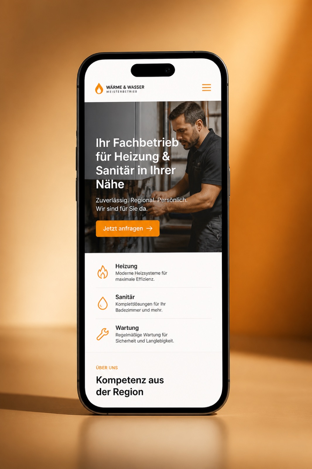 Mobile Ansicht derselben Unternehmenswebsite auf dem Smartphone